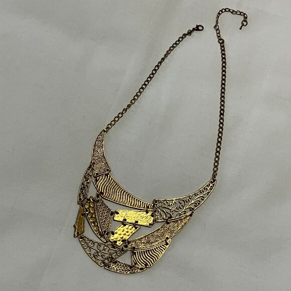 Artsy Fashion Costume Gold Tone Metal Necklace with Filigree detail - Picture 5 of 9